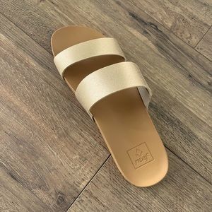 Brand new Cushion Vista Reef sandal/beach shoes.